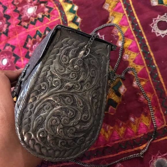 NEW “RARE” Antique silver toned purse with design - Picture 6 of 8